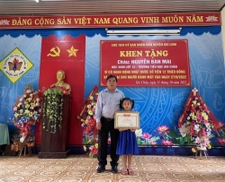 Tặng bằng khen cho học sinh lớp 1 “nhặt được của rơi, trả lại người mất”