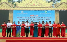 bo thong tin truyen thong trien lam hon 200 anh tu lieu tuyen truyen ve dan toc ton giao o viet nam tai soc trang