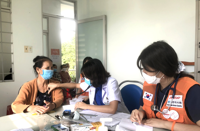 Khánh Hòa: 400 người dân được khám bệnh và phát thuốc miễn phí