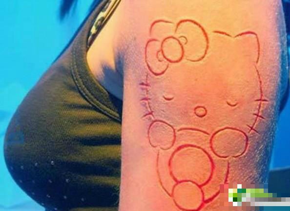 C&amp;ograve;n kinh khủng hơn mốt đeo khuy&amp;ecirc;n, nong lỗ tai...kh&amp;ocirc;ng &amp;iacute;t d&amp;acirc;n chơi đ&amp;atilde; lao đầu v&amp;agrave;o th&amp;uacute; chơi lột da - một biến tướng r&amp;ugrave;ng rợn của mốt xăm m&amp;igrave;nh.