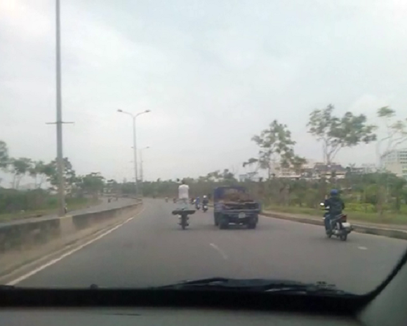 Sốc nam thanh ni&amp;ecirc;n khoanh tay đứng tr&amp;ecirc;n y&amp;ecirc;n xe điều khiển xe m&amp;aacute;y