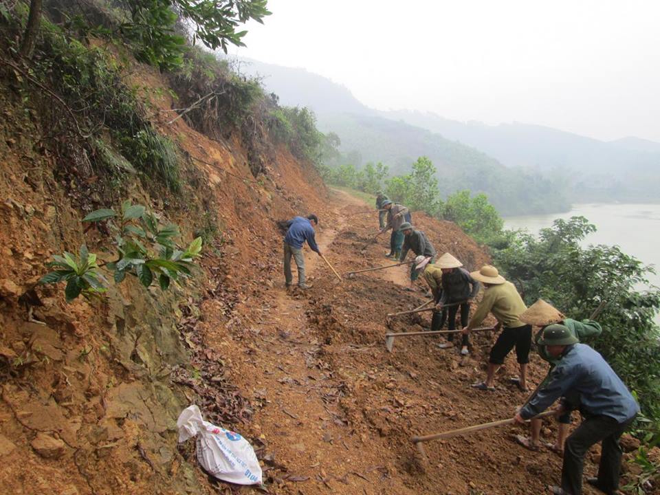 Người d&amp;acirc;n t&amp;iacute;ch cực l&amp;agrave;m đường v&amp;agrave;o c&amp;aacute;nh đồng Khe R&amp;eacute;. Ảnh: B&amp;aacute;o H&amp;agrave; Tĩnh.