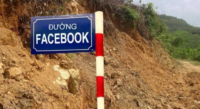 Người d&amp;acirc;n t&amp;iacute;ch cực l&amp;agrave;m đường v&amp;agrave;o c&amp;aacute;nh đồng Khe R&amp;eacute;. Ảnh: B&amp;aacute;o H&amp;agrave; Tĩnh.