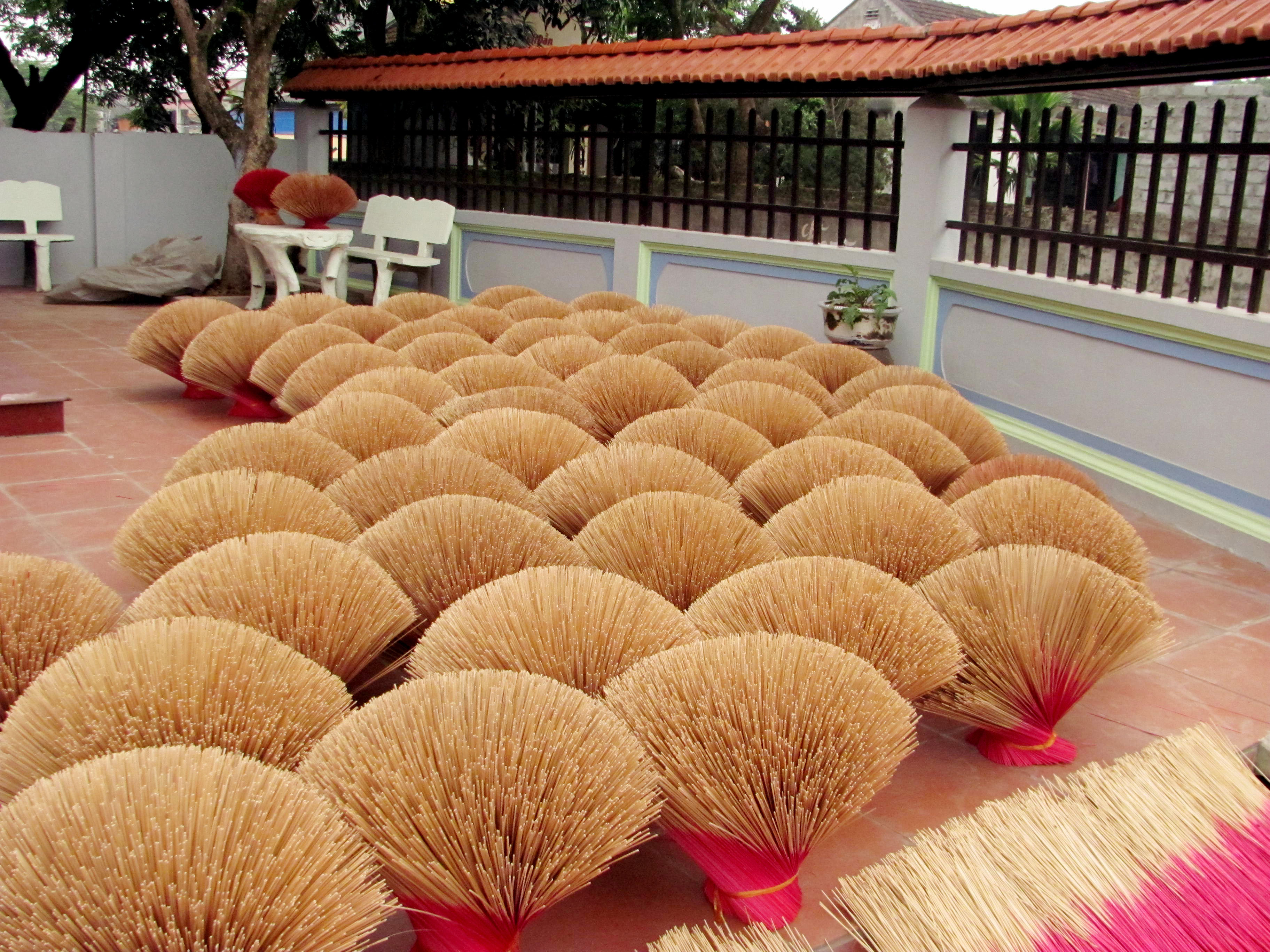 Những b&amp;ocirc;ng hoa hương được phơi trước khi đem bọc nguy&amp;ecirc;n liệu