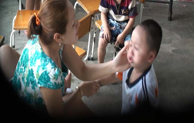 Bảo mẫu đ&amp;aacute;nh đập b&amp;oacute;p cổ t&amp;aacute;t mặt b&amp;eacute; g&amp;acirc;y bức x&amp;uacute;c dư luận