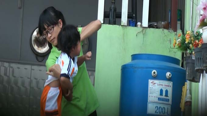 Bảo mẫu đ&amp;aacute;nh đập b&amp;oacute;p cổ t&amp;aacute;t mặt b&amp;eacute; g&amp;acirc;y bức x&amp;uacute;c dư luận