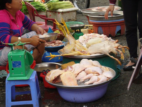 Thịt g&amp;agrave;, vịt giết sẵn kh&amp;ocirc;ng r&amp;otilde; nguồn gốc b&amp;agrave;y b&amp;aacute;n c&amp;ocirc;ng khai v&amp;agrave; người ti&amp;ecirc;u d&amp;ugrave;ng vẫn v&amp;ocirc; tư mua. Ảnh H. Mỹ
