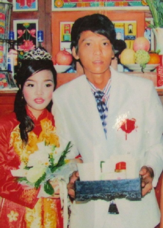 N&amp;eacute;m con ruột xuống s&amp;ocirc;ng để chồng ...vui l&amp;ograve;ng!