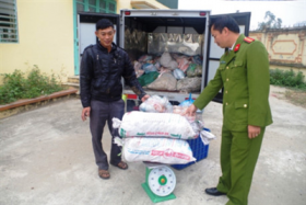 ha nam bat giu gan 1 tan thuc pham khong ro nguon goc