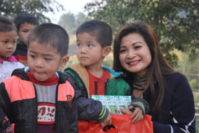 bao suc khoe va moi truong dien tu trao hang tram suat qua cho tre em vung cao ha giang