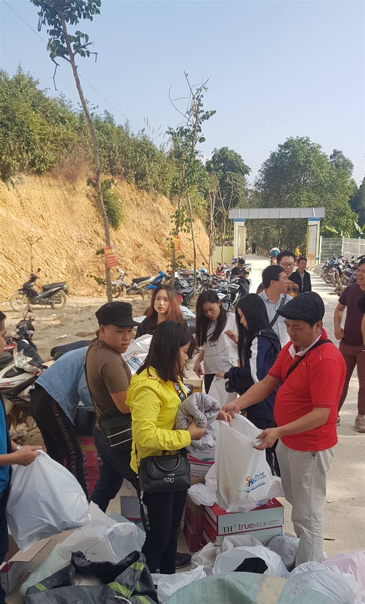 Hành trình mang “Đông ấm cho em” tới huyện Đồng Văn