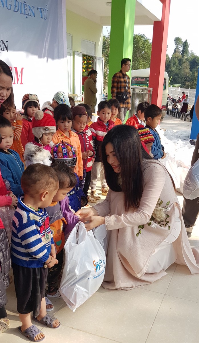 Hành trình mang “Đông ấm cho em” tới huyện Đồng Văn
