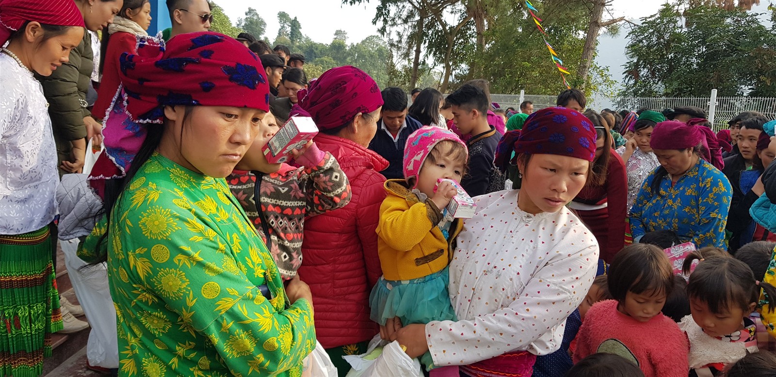Hành trình mang “Đông ấm cho em” tới huyện Đồng Văn