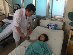 bvdk tinh khanh hoa mo lay 2 khoi u toc trong da day va ruot non cua benh nhan nhi