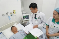 mo u ba dau tai phong kham tu nguoi dan ong ngo doc thuoc te