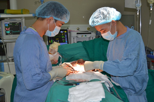 Phú Thọ: Thanh niên ngã vào máy bóc gỗ bị lột hết da ngực, bụng