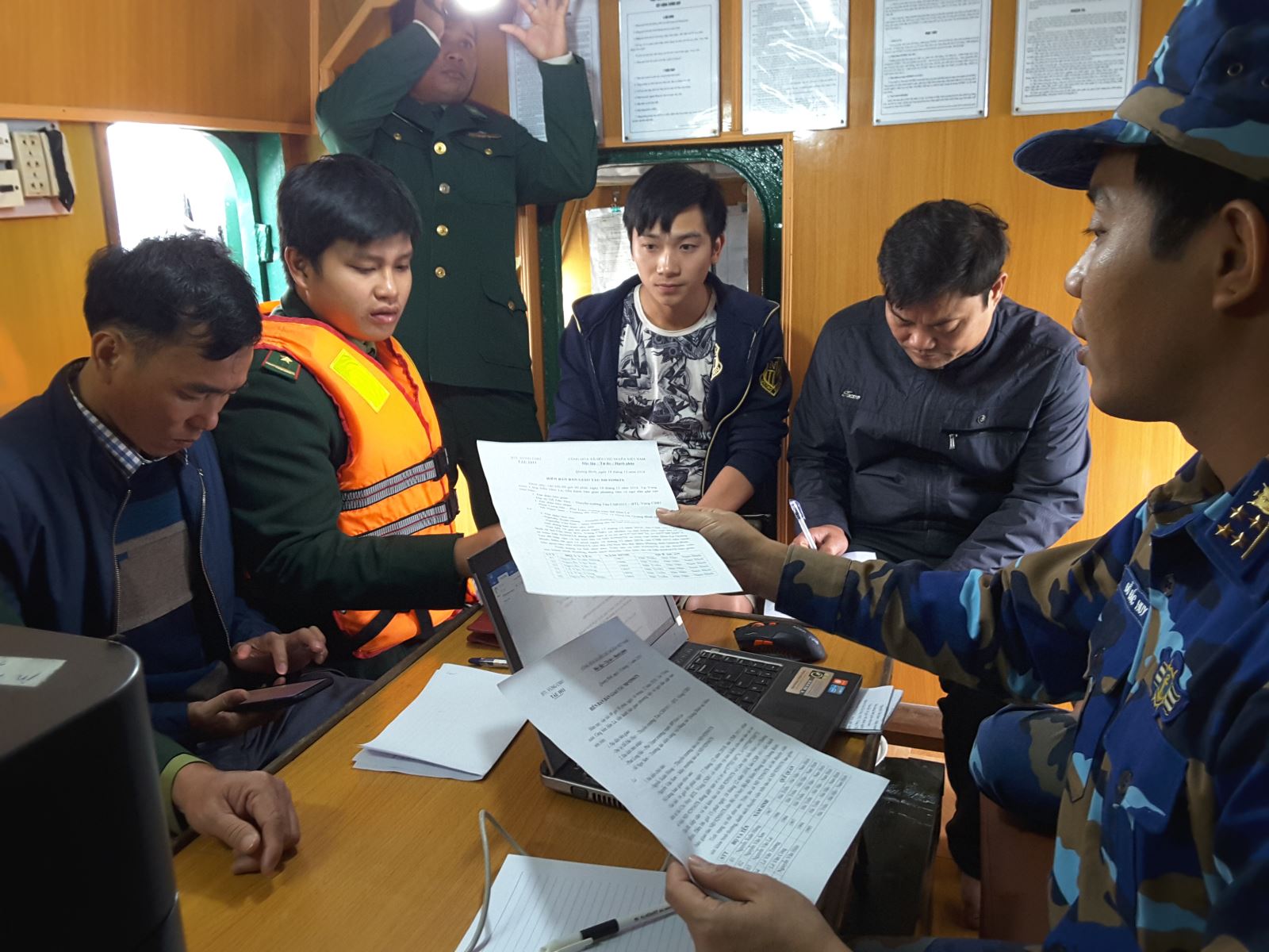 Cứu 6 ngư dân gặp nạn trên vùng biển Quảng Bình