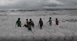 an do nhieu nguoi dan choi dua voi lop bot trang doc hai phu kin bai bien