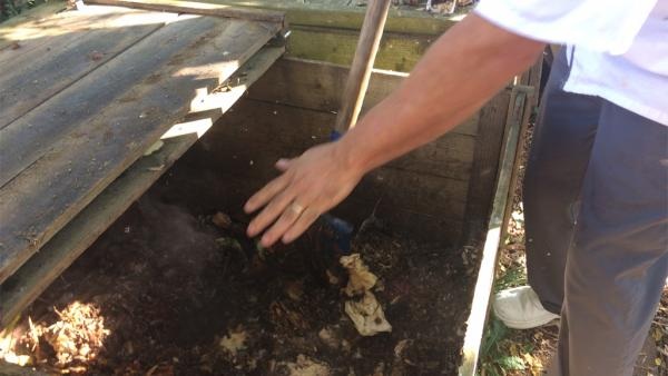 Ủ phân bón compost: Vừa chống lãng phí vừa bảo vệ môi trường
