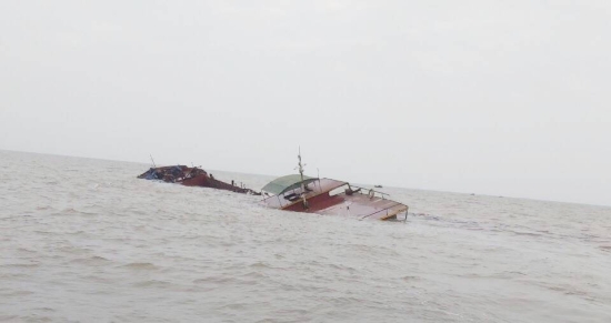 Hải Phòng: Cứu 6 thuyền viên gặp nạn trên biển