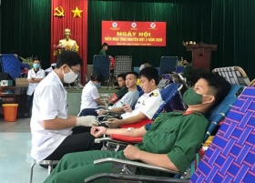 khoang 600 can bo chien sy hoc vien cua truong si quan thong tin tham gia hien mau tinh nguyen