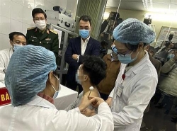 mui vac xin phong covid 19 dau tien cua viet nam bat dau duoc tiem thu tren nguoi