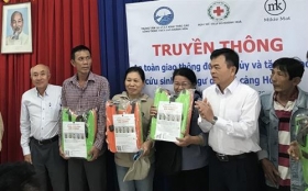 khanh hoa trao tang 90 bo phao cuu sinh dac chung cho ngu dan di bien