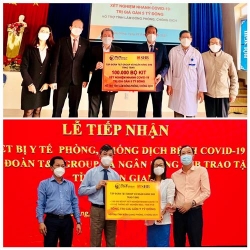 trao tang thiet bi vat tu y te ho tro 8 tinh chong dich covid 19