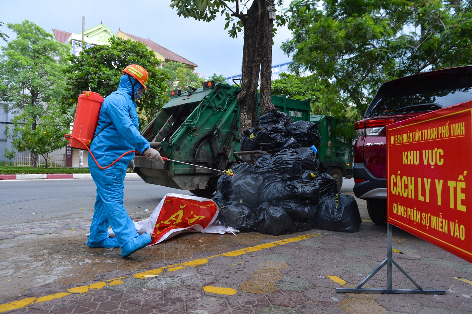TP Vinh (Nghệ An): Bảo đảm r&aacute;c thải tại khu c&aacute;ch ly tập trung được xử l&yacute; đ&uacute;ng quy tr&igrave;nh