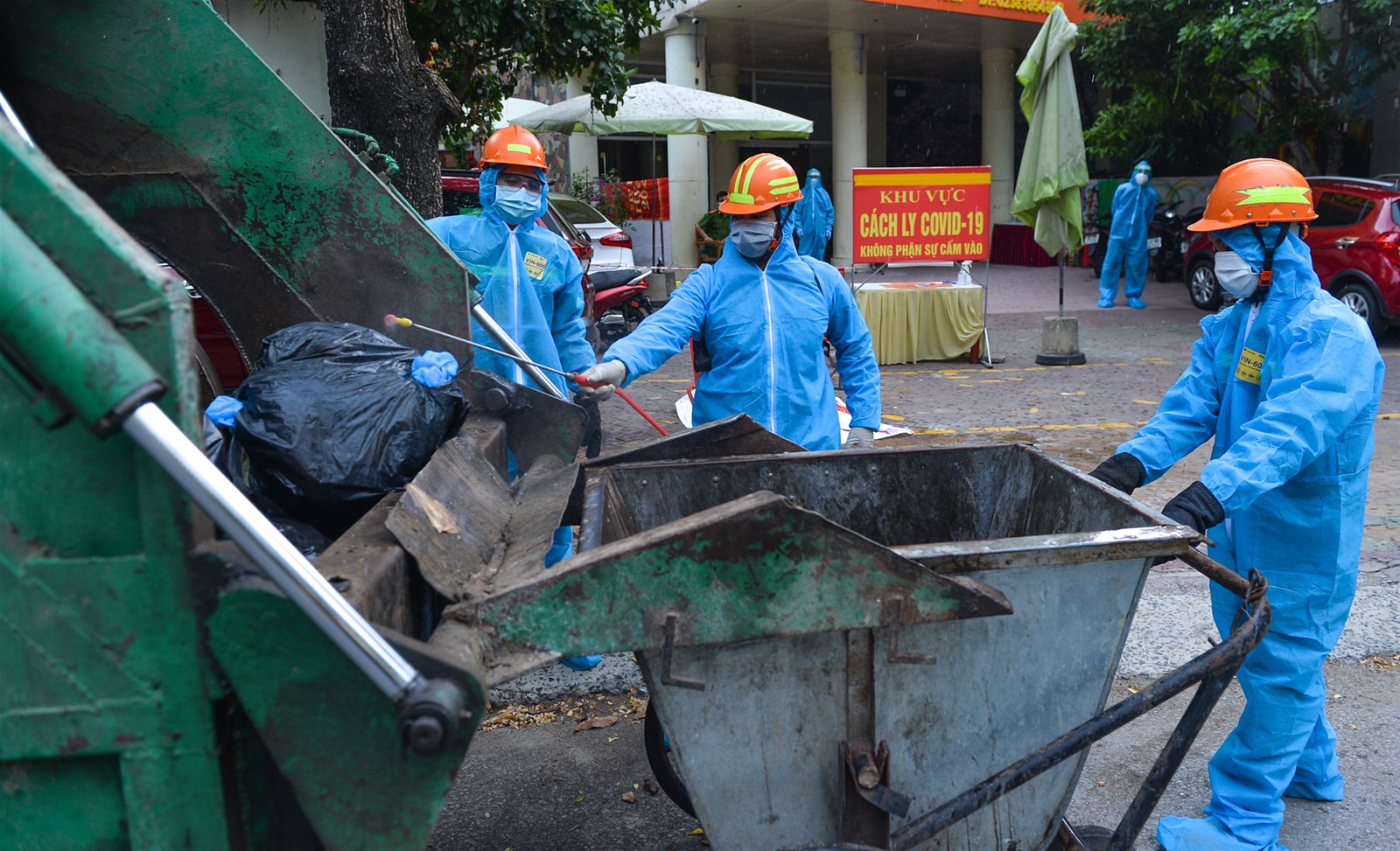 TP Vinh (Nghệ An): Bảo đảm r&aacute;c thải tại khu c&aacute;ch ly tập trung được xử l&yacute; đ&uacute;ng quy tr&igrave;nh