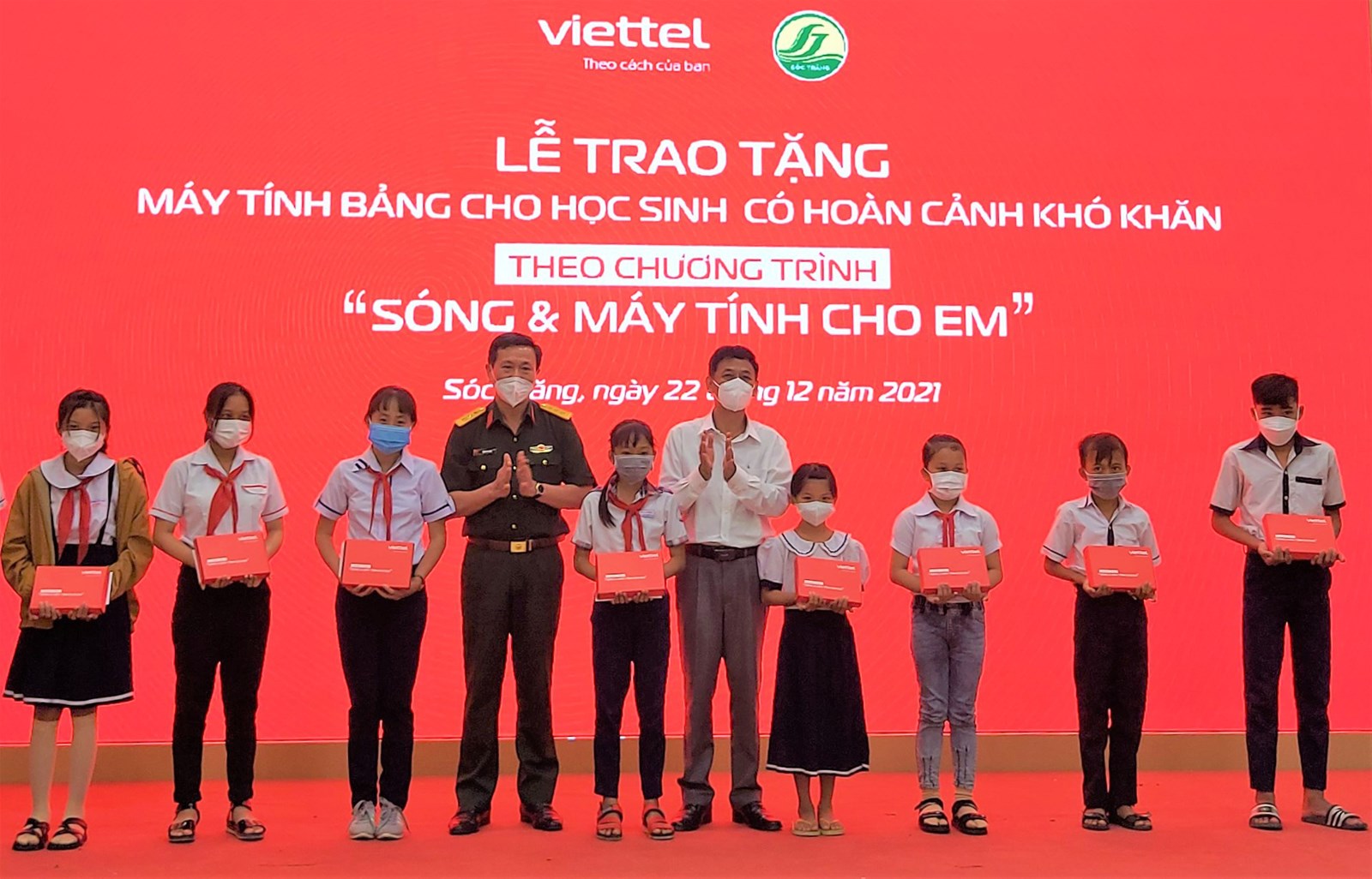 Viettel trao tặng 12.785 máy tính bảng cho học sinh nghèo tại Sóc Trăng