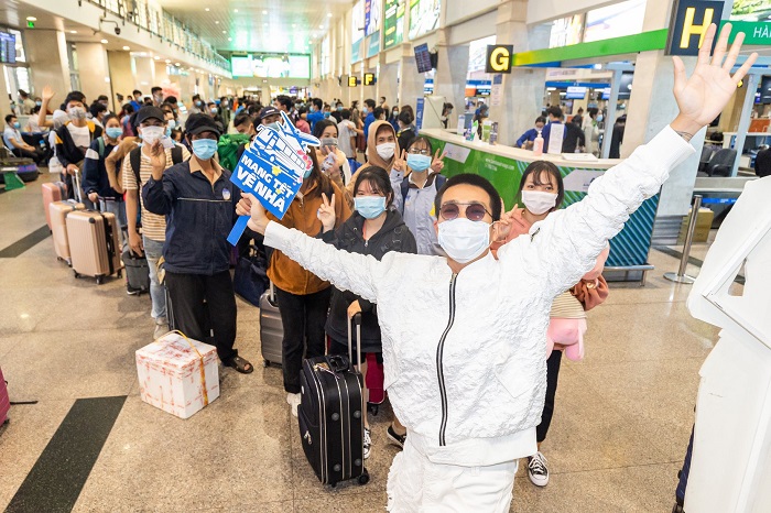 Tết 2022: Mang Tết về nhà, mang cả yêu thương