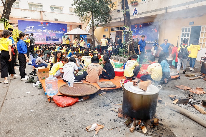 Tết 2022: Mang Tết về nhà, mang cả yêu thương