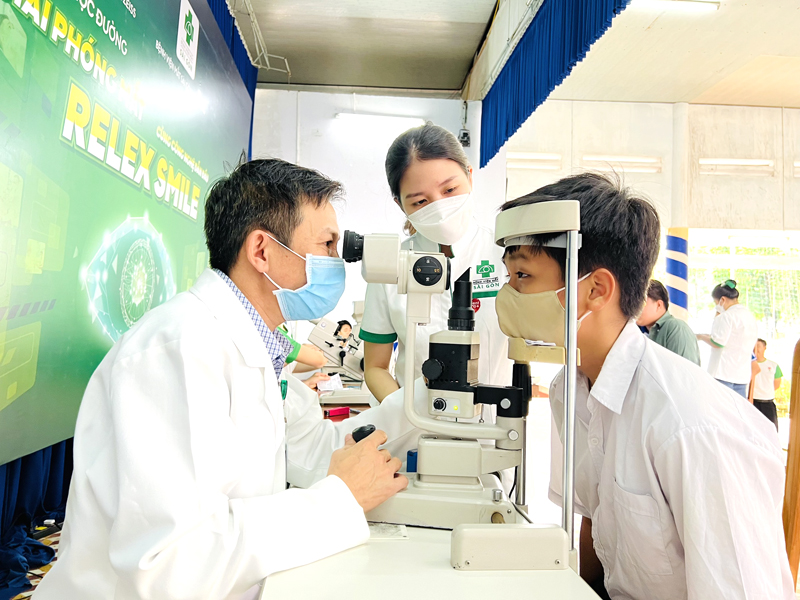 Gần 1.000 học sinh tại Nha Trang được khám tầm soát khúc xạ học đường