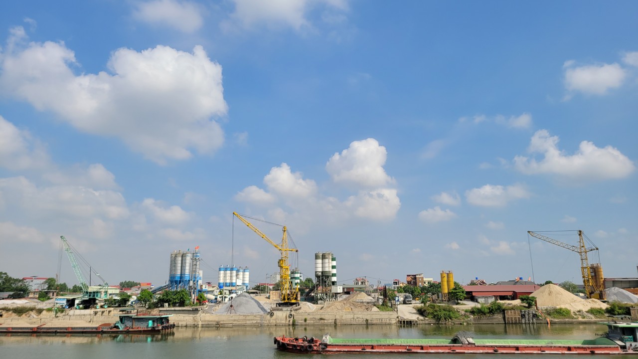 Huyện Việt Yên (Bắc Giang): Trạm trộn bê tông hết hạn vẫn hoạt động trái phép, xả thải trực tiếp xuống sông Cầu