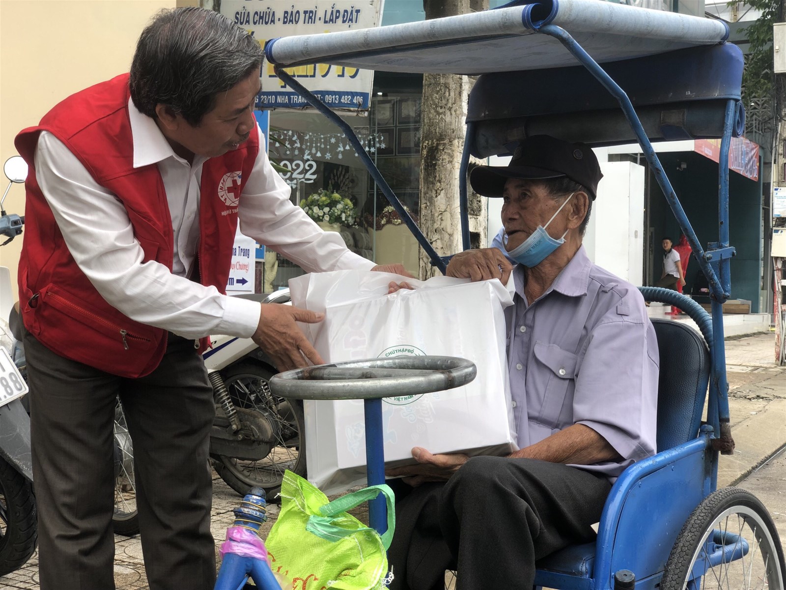 Tặng 100 suất quà Tết đến với người nghèo tại Nha Trang