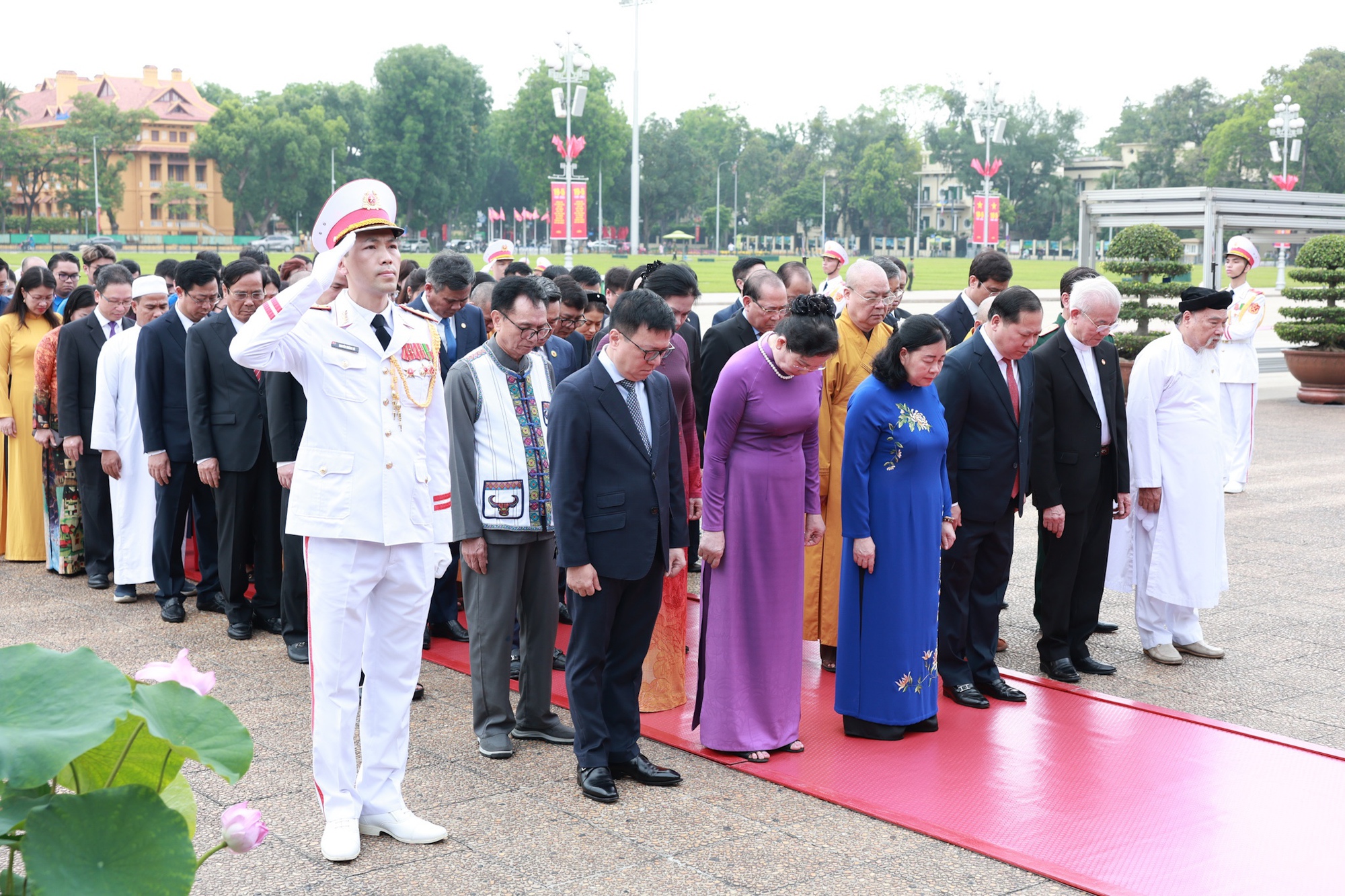 Lãnh đạo Đảng, Nhà nước vào Lăng viếng Chủ tịch Hồ Chí Minh- Ảnh 6. Lãnh đạo Đảng, Nhà nước vào Lăng viếng Chủ tịch Hồ Chí Minh- Ảnh 6.