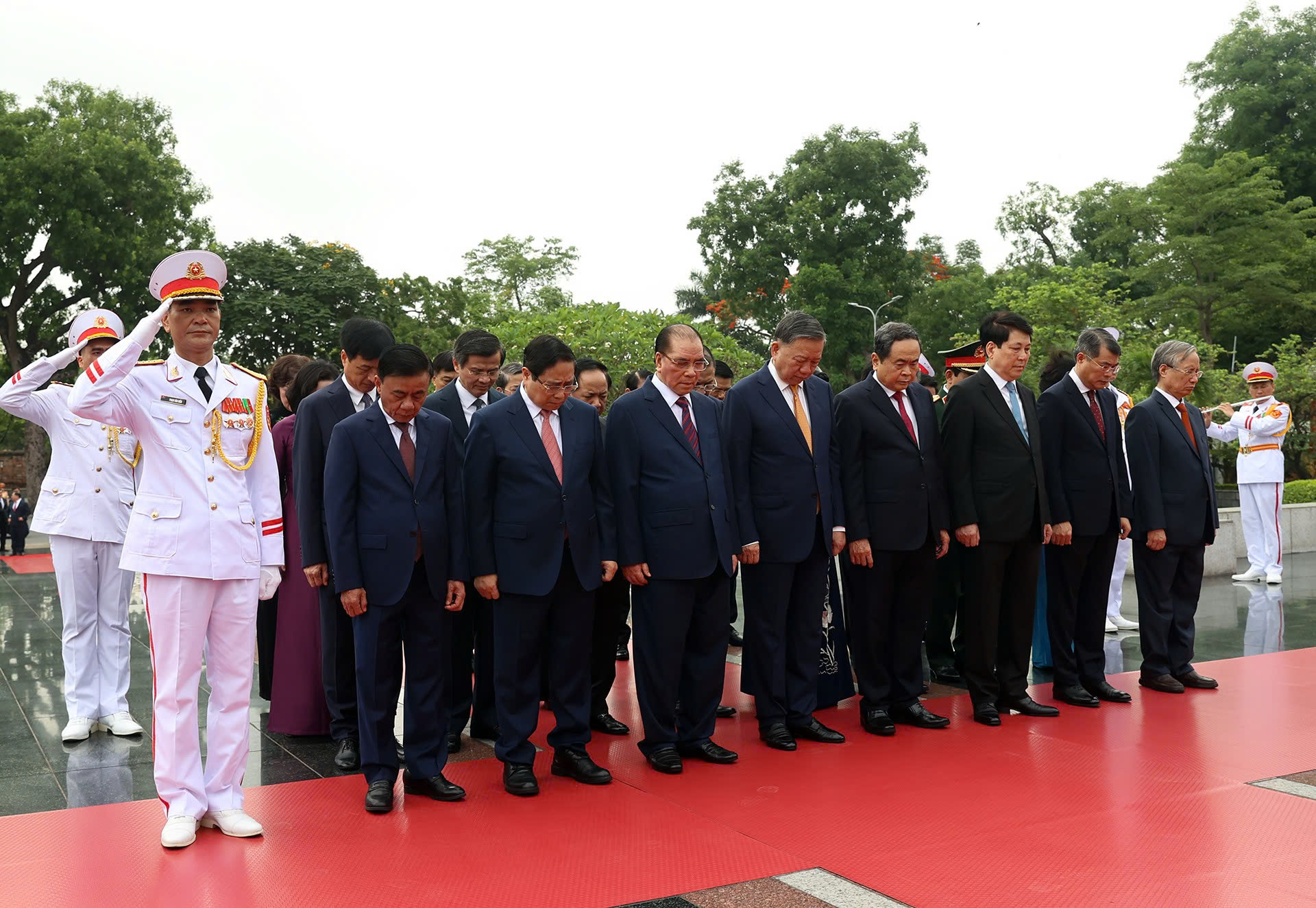 Lãnh đạo Đảng, Nhà nước vào Lăng viếng Chủ tịch Hồ Chí Minh- Ảnh 8. Lãnh đạo Đảng, Nhà nước vào Lăng viếng Chủ tịch Hồ Chí Minh- Ảnh 8.