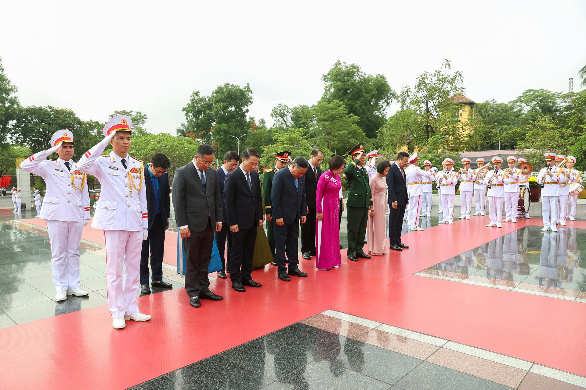 Lãnh đạo Đảng, Nhà nước vào Lăng viếng Chủ tịch Hồ Chí Minh- Ảnh 12. Lãnh đạo Đảng, Nhà nước vào Lăng viếng Chủ tịch Hồ Chí Minh- Ảnh 12.