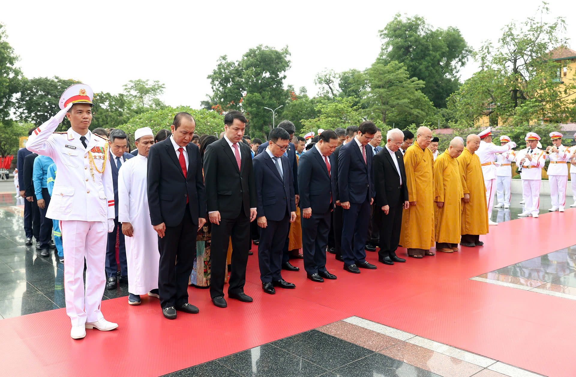 Lãnh đạo Đảng, Nhà nước vào Lăng viếng Chủ tịch Hồ Chí Minh- Ảnh 11. Lãnh đạo Đảng, Nhà nước vào Lăng viếng Chủ tịch Hồ Chí Minh- Ảnh 11.