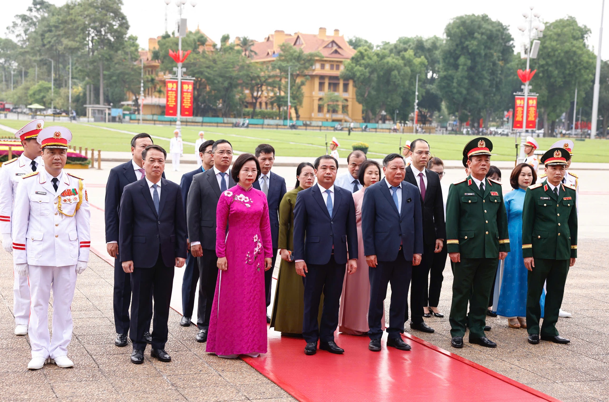 Lãnh đạo Đảng, Nhà nước vào Lăng viếng Chủ tịch Hồ Chí Minh- Ảnh 7. Lãnh đạo Đảng, Nhà nước vào Lăng viếng Chủ tịch Hồ Chí Minh- Ảnh 7.