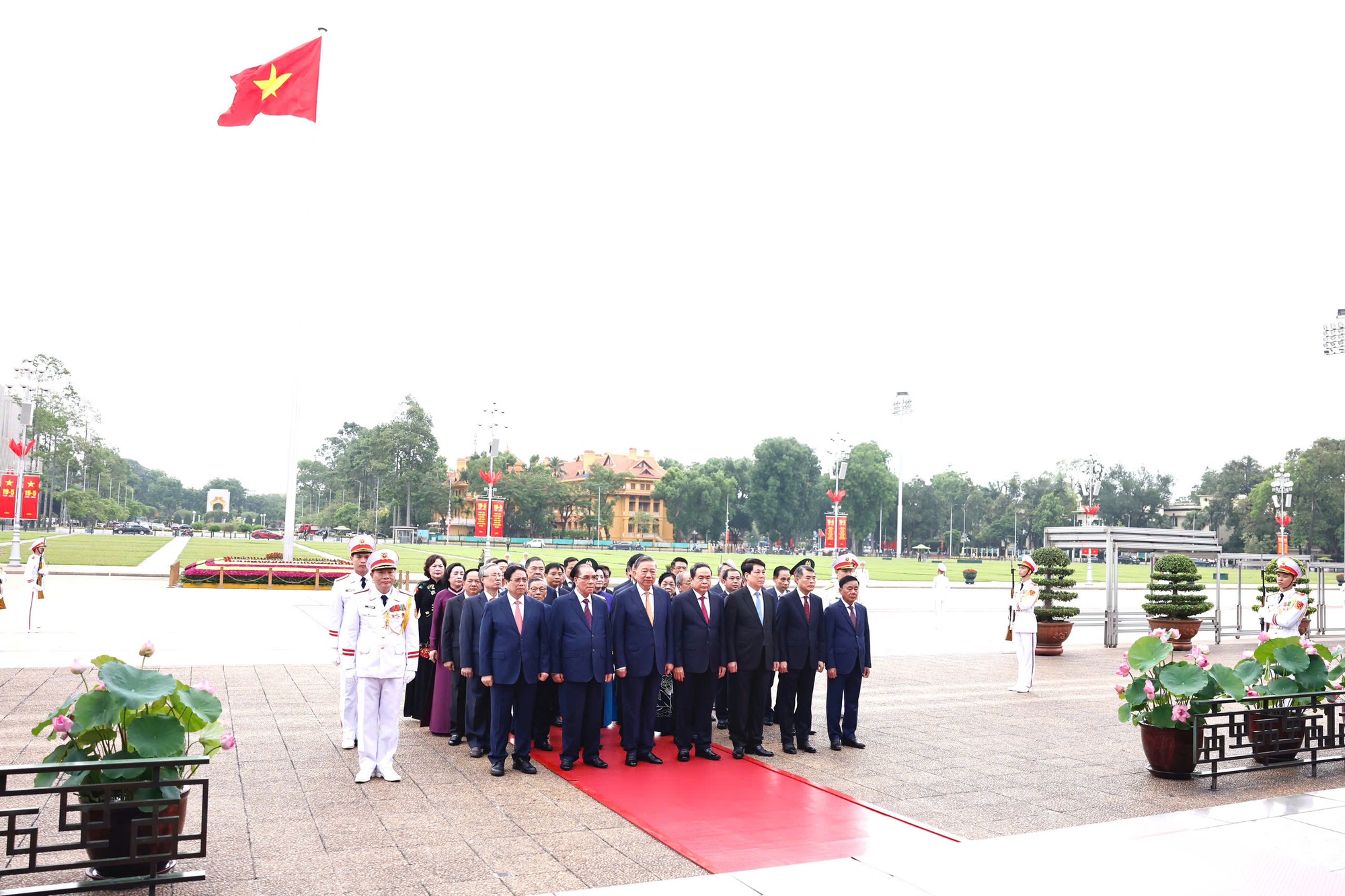 Lãnh đạo Đảng, Nhà nước vào Lăng viếng Chủ tịch Hồ Chí Minh- Ảnh 2. Lãnh đạo Đảng, Nhà nước vào Lăng viếng Chủ tịch Hồ Chí Minh- Ảnh 2.