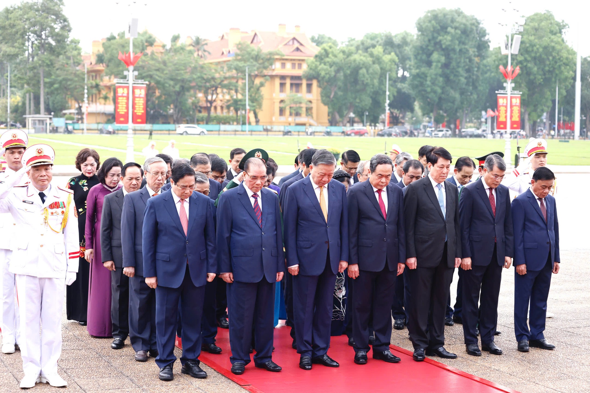 Lãnh đạo Đảng, Nhà nước vào Lăng viếng Chủ tịch Hồ Chí Minh- Ảnh 3. Lãnh đạo Đảng, Nhà nước vào Lăng viếng Chủ tịch Hồ Chí Minh- Ảnh 3.