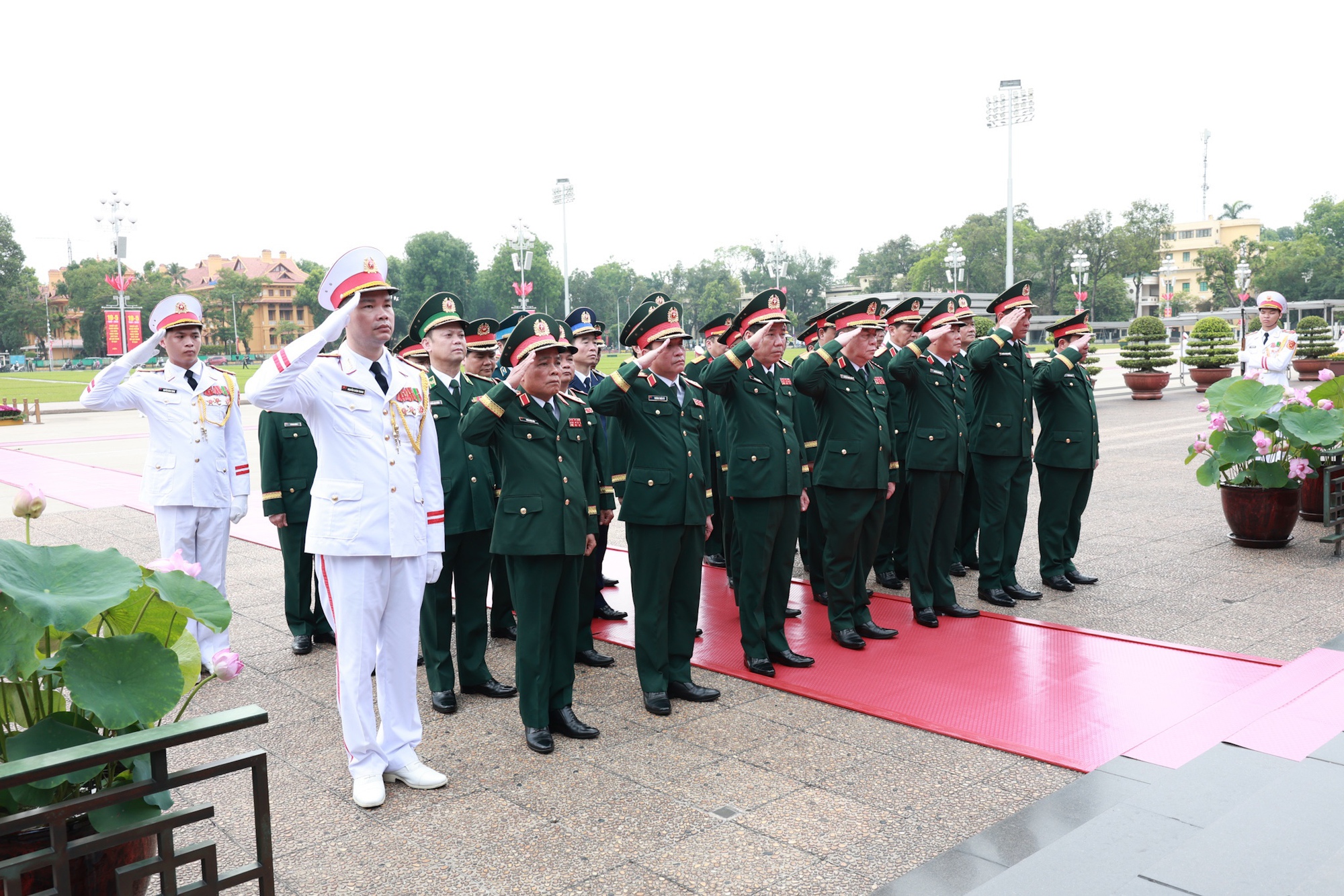 Lãnh đạo Đảng, Nhà nước vào Lăng viếng Chủ tịch Hồ Chí Minh- Ảnh 4. Lãnh đạo Đảng, Nhà nước vào Lăng viếng Chủ tịch Hồ Chí Minh- Ảnh 4.