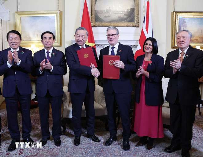 Tổng Bí thư Tô Lâm và Thủ tướng Liên hiệp Vương quốc Anh và Bắc Ireland Keir Starmer trao Tuyên bố chung về nâng cấp quan hệ Việt Nam - Anh lên Đối tác chiến lược toàn diện. (Ảnh: Thống Nhất/TTXVN) ttxvn-le-don-chinh-thuc-tong-bi-thu-to-lam-tham-chinh-thuc-lien-hiep-vuong-quoc-anh-va-bac-ai-len-8373645-15.jpg