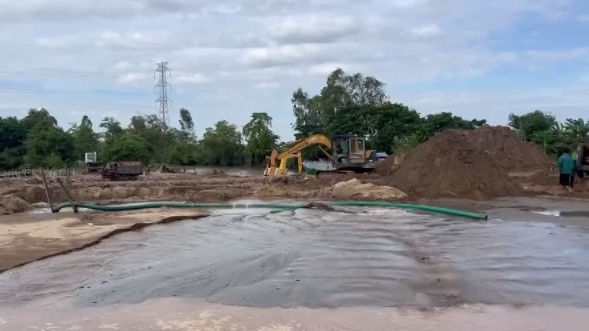 Cần Thơ: Một người dân ngang nhiên khai thác đất, cát trái phép