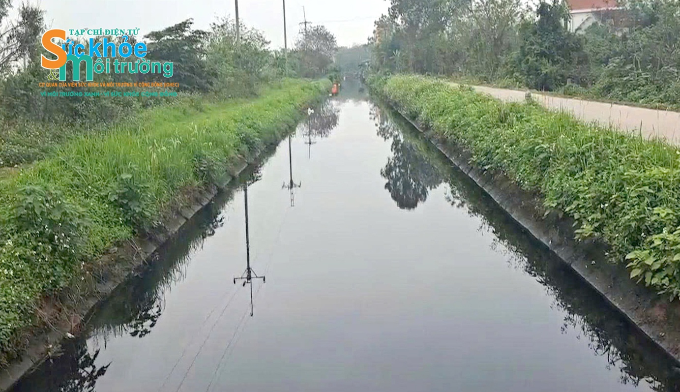 nghi van xa thai ngam khien nguon nuoc kenh muong tai xa binh minh tp ha noi o nhiem keo dai